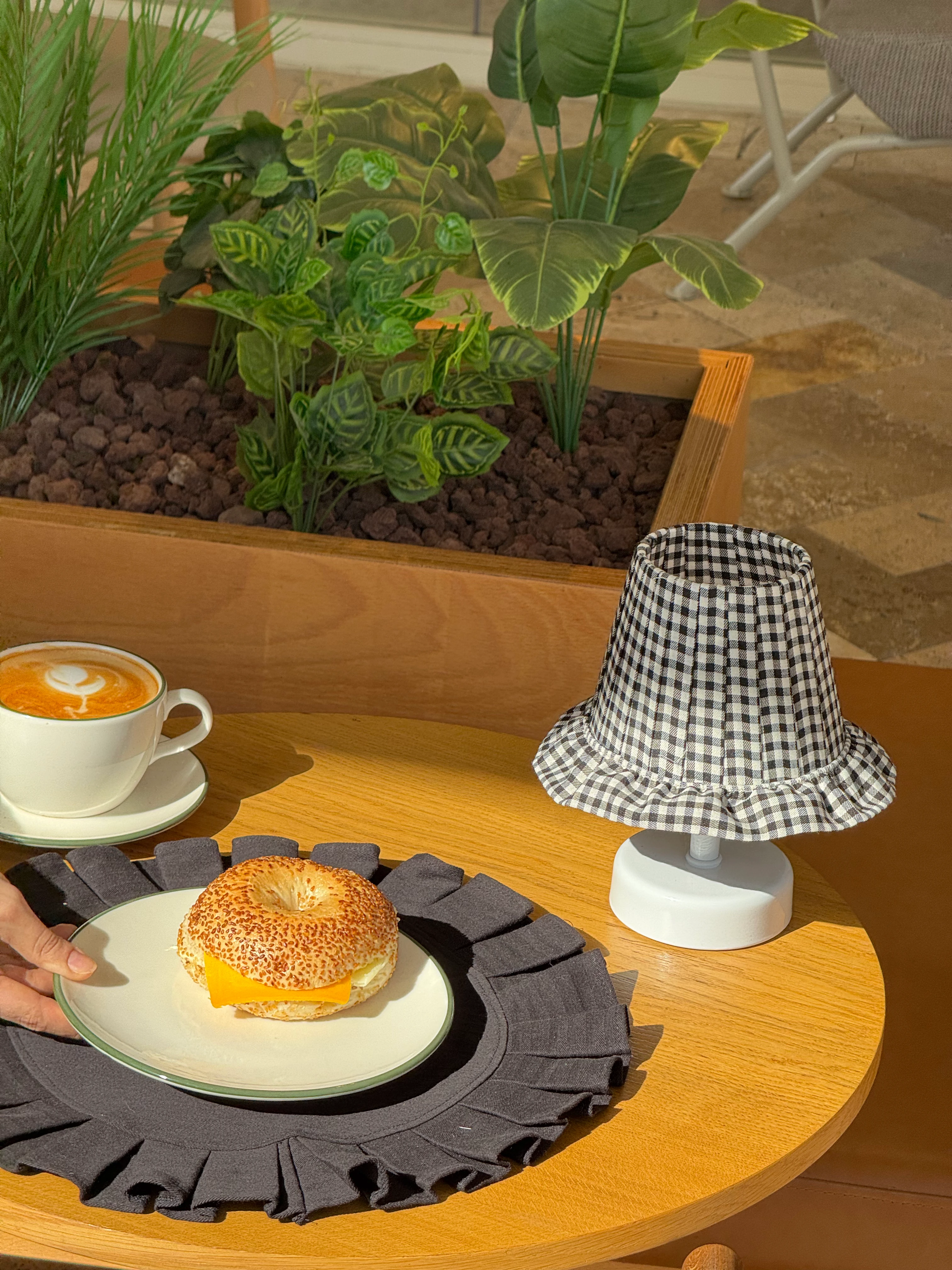 Siyah Pötikare Desen Kumaş Beyaz Ayaklı Kablosuz Pilli Gece Masa Lambası